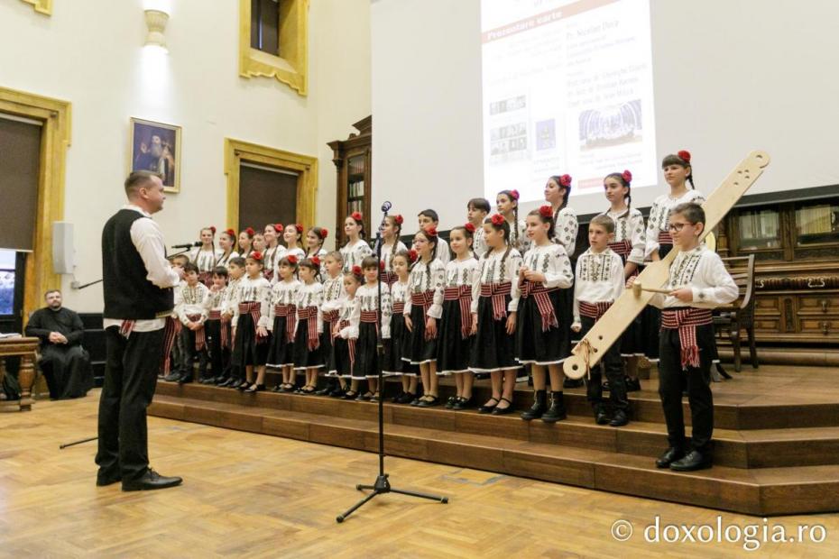 Două volume, semnate de părintele Nicolae Dura, au fost prezentate la Iași / Foto: pr. Silviu Cluci