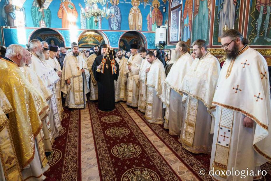 Slujire arhierească la Capela „Sfântul Spiridon” din cadrul Căminului de bătrâni Leorda / Foto: Mihail Vrăjitoru