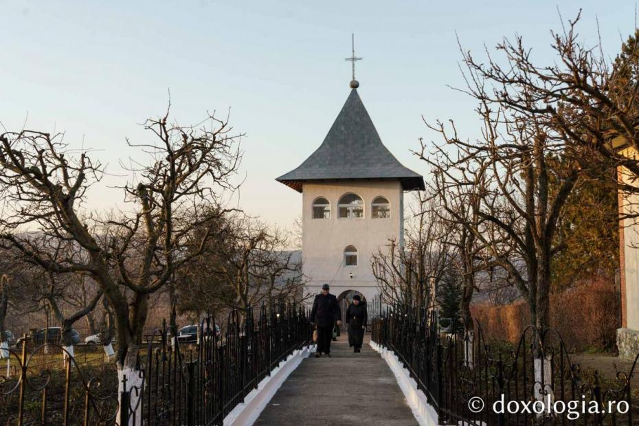 Slujire arhierească la Capela „Sfântul Spiridon” din cadrul Căminului de bătrâni Leorda / Foto: Mihail Vrăjitoru